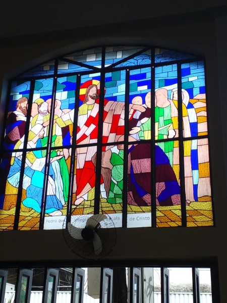Vitral Pedro que integra a escala de Cristo