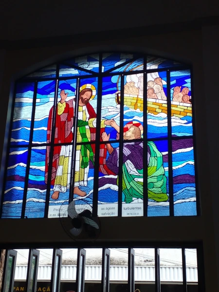 Vitral Pedro entre as águas turbulentas e as águas calmas da salvação (Mt 14, 22-33)