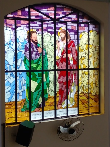 Vitral Pedro na tensão entre o entusiasmo e a fraqueza no seguimento de Jesus