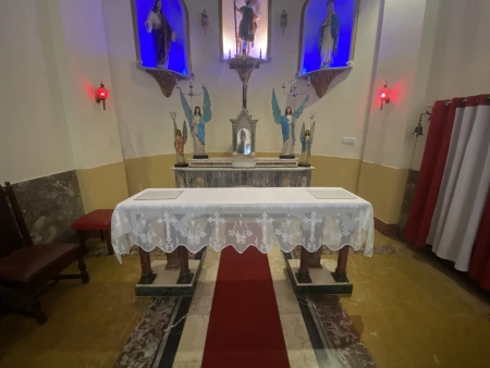 Banqueta, sacrário e mesa de altar