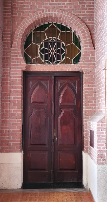 Porta com Vitral no Tímpano
