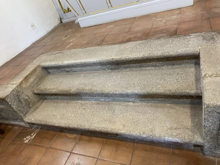 Escada com bancada (presbitério)