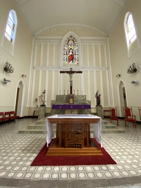 Vitral [Sagrado Coração de Jesus] e Relevo posterior ao Retábulo