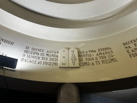 Elementos integrados (inscrições encavas e relevos)