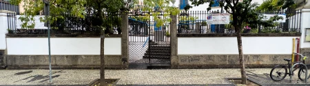 Muro com portão e grade