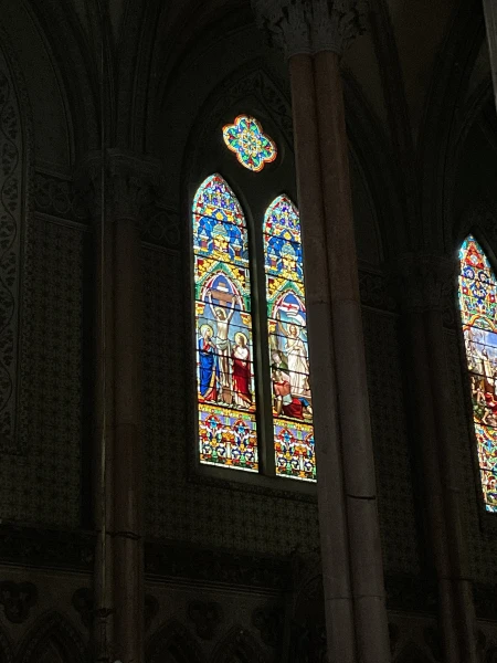 Vitral (1: Calvário com São João e a Virgem; 2: Cristo Ressuscitado)