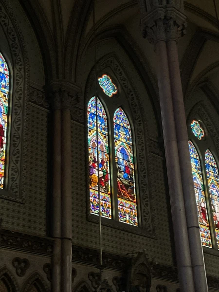 Vitral (1: Última Ceia; 2: Cristo no Monte das Oliveiras)