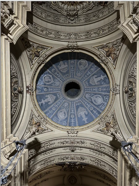 Cúpula (com cornija e querubins)